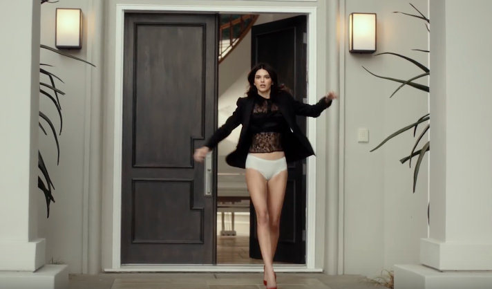 Kendall Jenner em anúncio da Estée Lauder (Foto: Reprodução)
