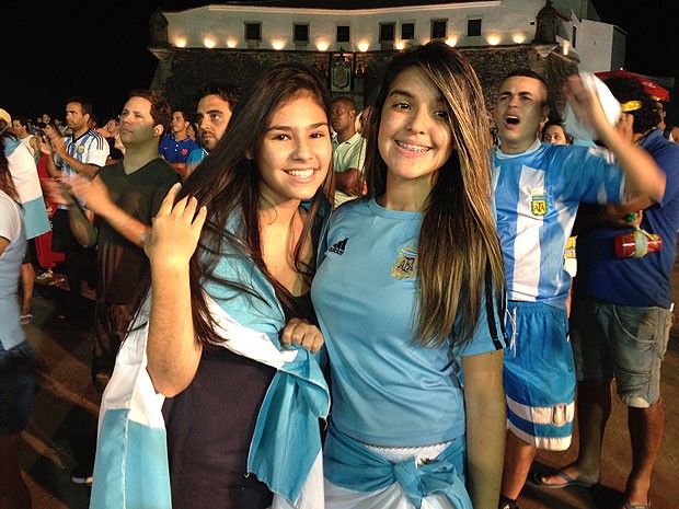 Amias torcem para a Argentina. Carolina Mereu (à esquerda) é brasileira e Pietra Kagman (à direita) é argentina, mas mora no Brasil há 14 anos. (Foto: Maiana Belo / G1 Bahia)