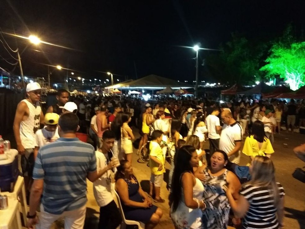 Muitos acreanos foram até o bairro da Base para esperar chegada de 2018 (Foto: Aline Nascimento/G1 )