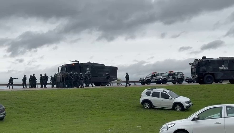 Tropa de Choque da PM dispersa manifestantes em  rodovia de Boituva (SP).  — Foto: Redes sociais
