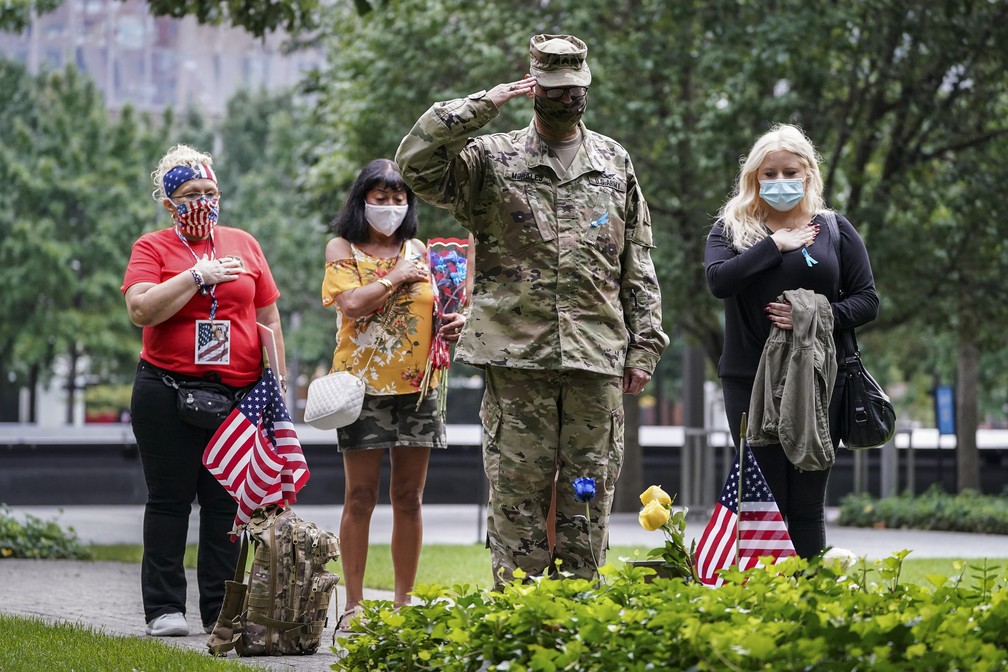 Sargento do Exército coloca flores para o bombeiro Ruben D. Correa no Memorial e Museu Nacional do 11 de Setembro,  em Nova York — Foto: John Minchillo/AP