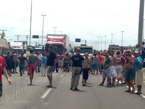 Protesto reúne centenas de caminhoneiros na BR-101, em Três Cachoeiras (Foto: Roberta Salinet/RBS TV)