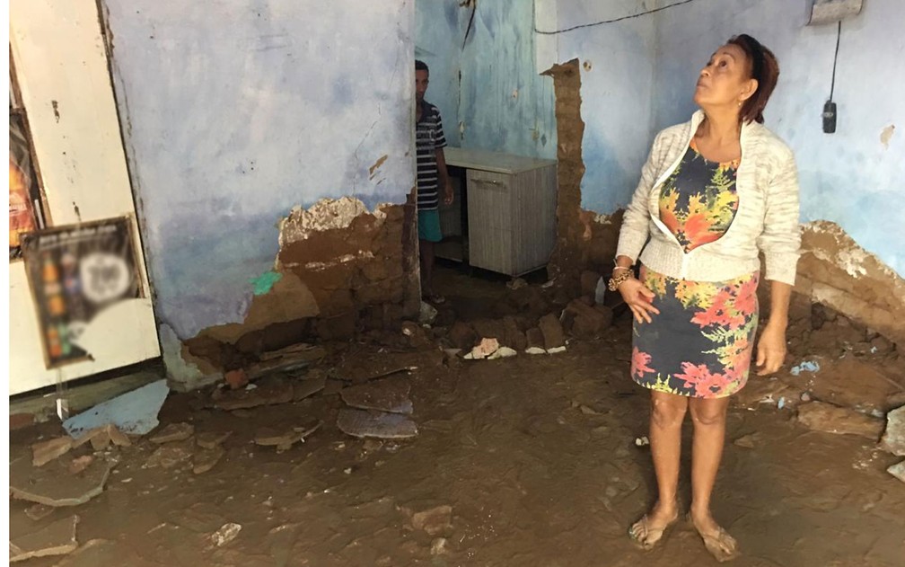 Moradora mostrou casa destruída na manhã desta sexta-feira (12), em Coronel João Sá — Foto: Alan Tiago/G1