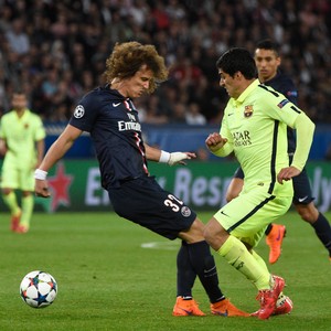 Suarez caneta em David Luiz - PSG x Barcelona (Foto: AFP)