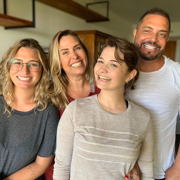 Andréa Sorvetão e Conrado com as filhas, Giovanna e Maria Eduarda (Foto: Reprodução/Instagram)