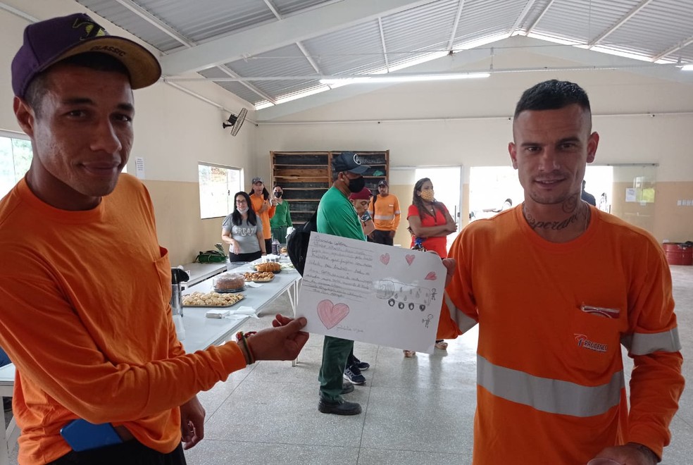 Alunos escrevem cartas a profissionais essenciais durante pandemia — Foto: Charles Chagas/Escola Champagnat