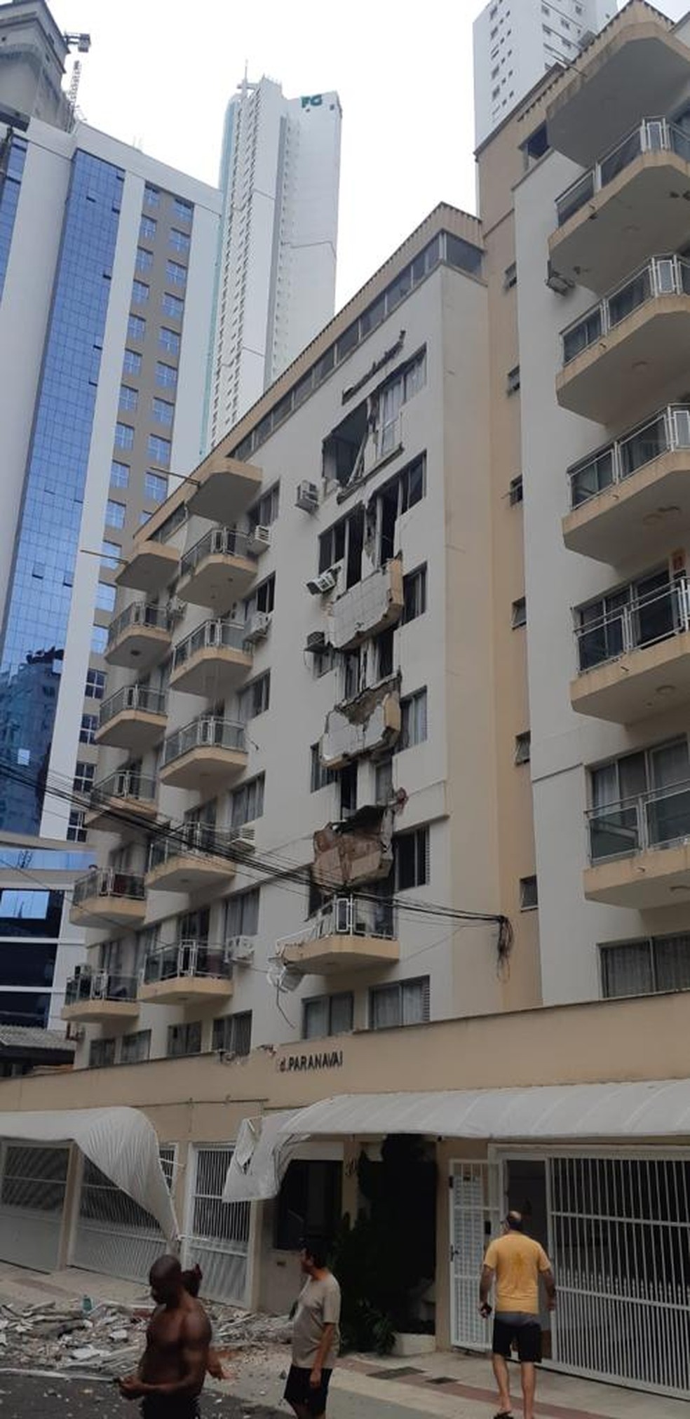 Sacadas de prédio desabam em Balneário Camboriú — Foto: CBMSC/Divulgação