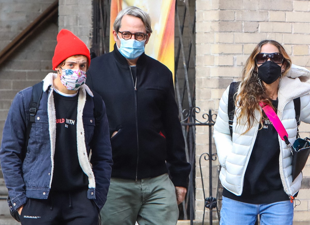 Sarah Jessica Parker foi clicada com Matthew Broderick e o filho do casal, James, em Nova York (Foto: Getty Images)