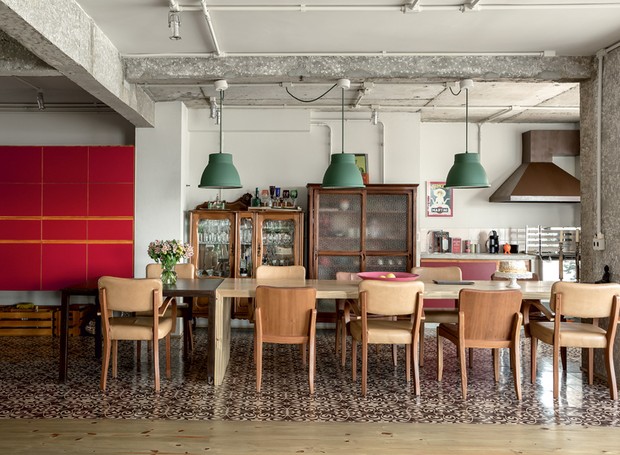 apartamento-decoracao-estudio-vitor-penha-estilo-industrial-concreto-aparente-mesa-de-jantar (Foto: Edu Castello/Editora Globo)