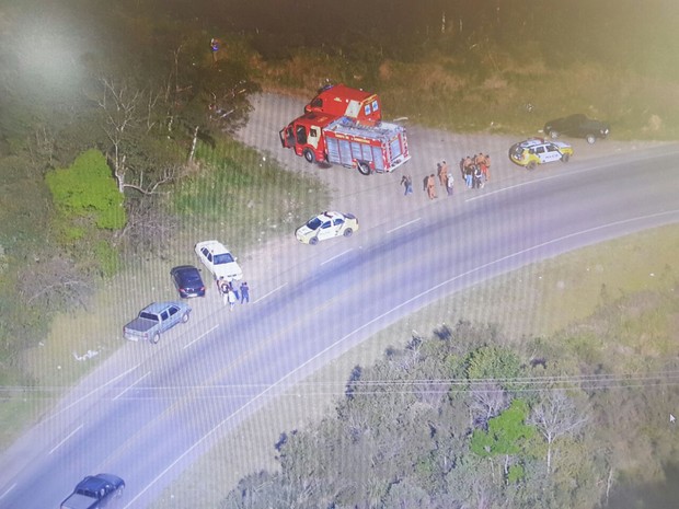 Bombeiros estão no local para controlar o fogo (Foto: Divulgação / Polícia Militar)