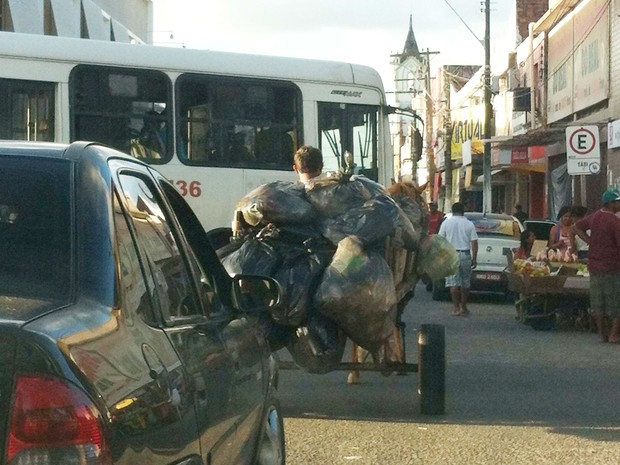 Carroças irregulares dividem espaço com ônibus e carros no trânsito de Maceió. (Foto: Rivângela Gomes/G1)