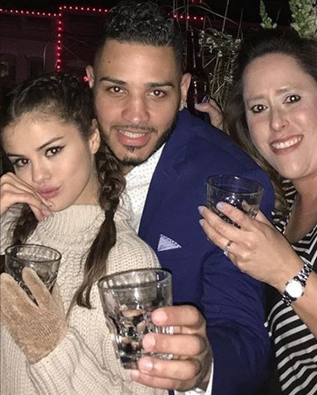 Selena Gomez bebe tequila em bar no Texas (Foto: Instagram/Reprodução)