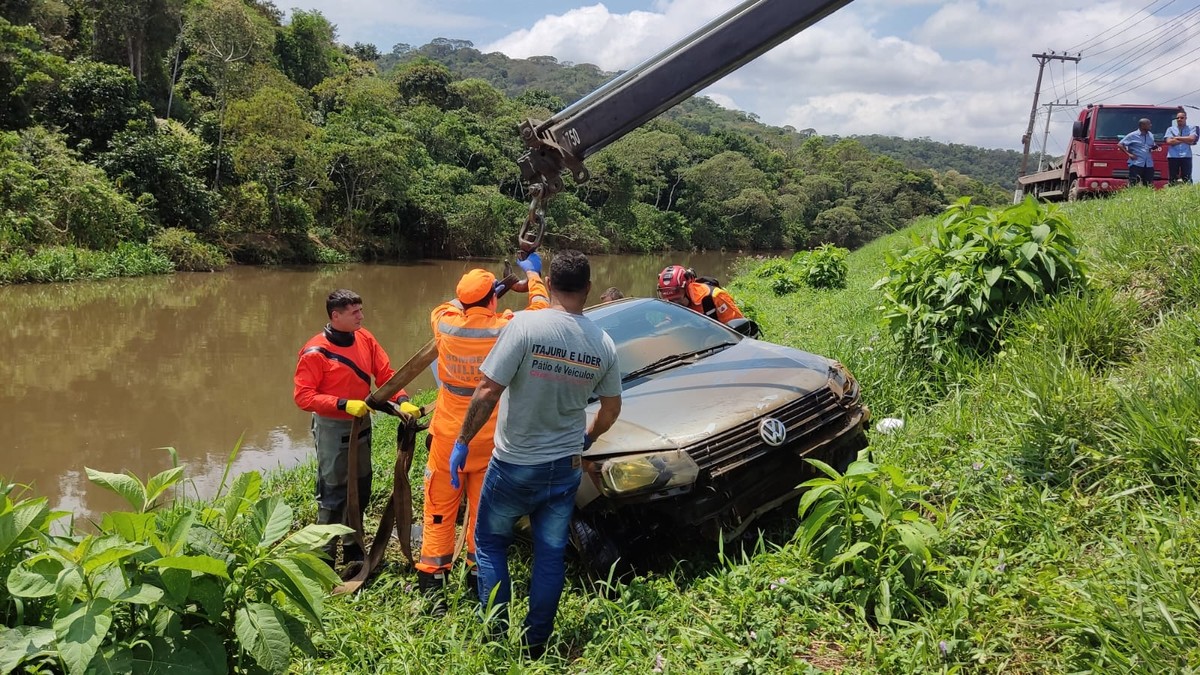 Carro é retirado do Rio Paraibuna em Juiz de Fora; placa era clonada
