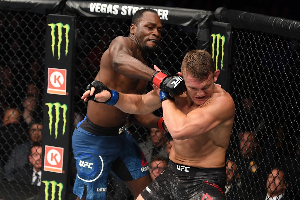 Derek Brunson (esq.) acerta Ian Heinisch (dir.) com a direita â?? Foto: Josh Hedges/Getty Images