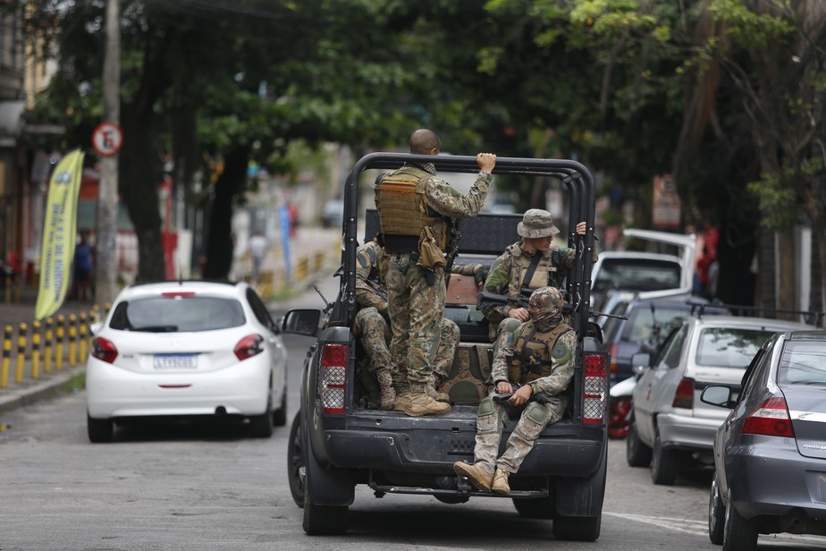 Militares em um dos acessos à comunidade Bateau Mouche, na Zona Oeste do Rio