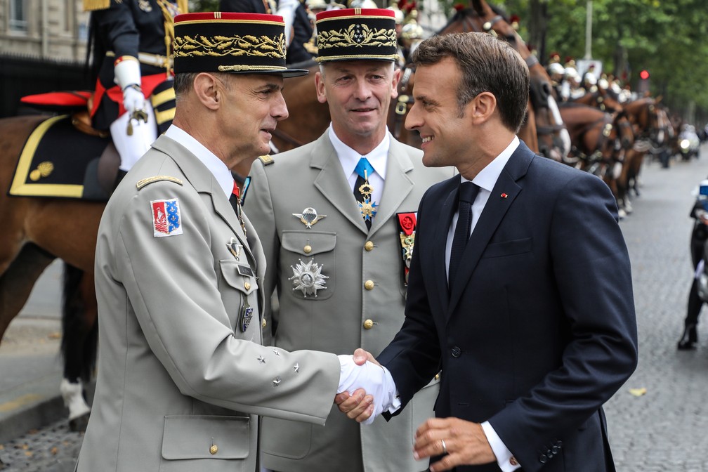 Emmanuel Macron cumprimenta autoridades em celebração — Foto: Reuters/Ludovic Marin