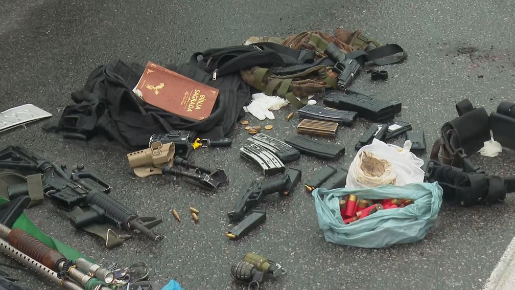 PRF apreendeu dois fuzis, granadas, pistolas e explosivos após troca de tiros com ocupantes de carro clonado. — Foto: Reprodução/ TV Globo