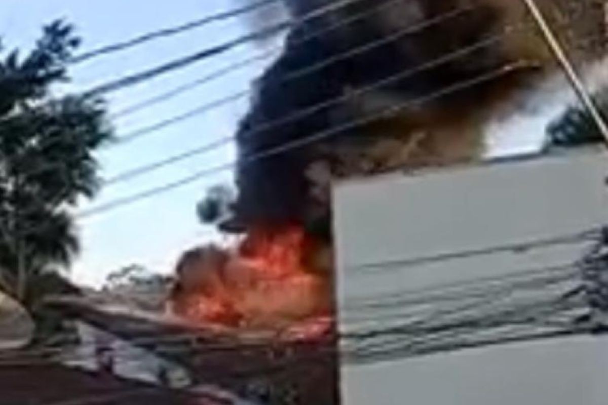 Incêndio destrói sótão de casa e assusta moradores de condomínio no litoral de SP; VÍDEO