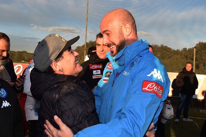 Maradona e Pep Reina Napoli (Foto: Reprodução/Twitter)