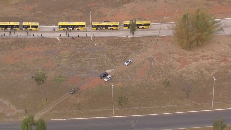 Motoristas invadem canteiro central para tentar fugir de congestionamento na BR-040 — Foto: TV Globo/Reprodução