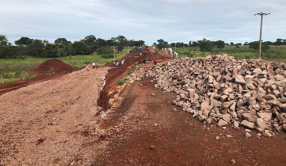 Desvio emergencial de 1 km na MS-338 feito após rompimento das galerias de água (Foto: Agesul/Divulgação)