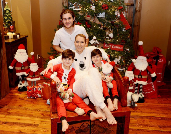 A cantora Celine Dion com os gêmeos de seis anos e o filho mais velho (Foto: Instagram)