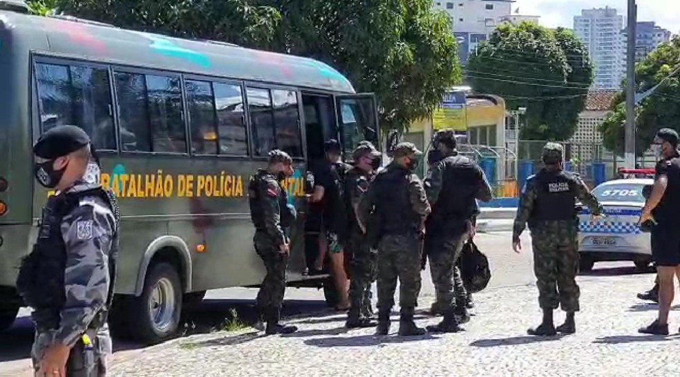 Manifestantes foram levados em ônibus da PM. Belém — Foto: Fabiano Vilella - TV Liberal