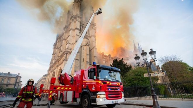 Bombeiros fizeram 'parede de água' para impedir que fogo chegasse às duas torres da catedral (Foto: BENOIT MOSER/POMPIERS DE PARIS/PA)