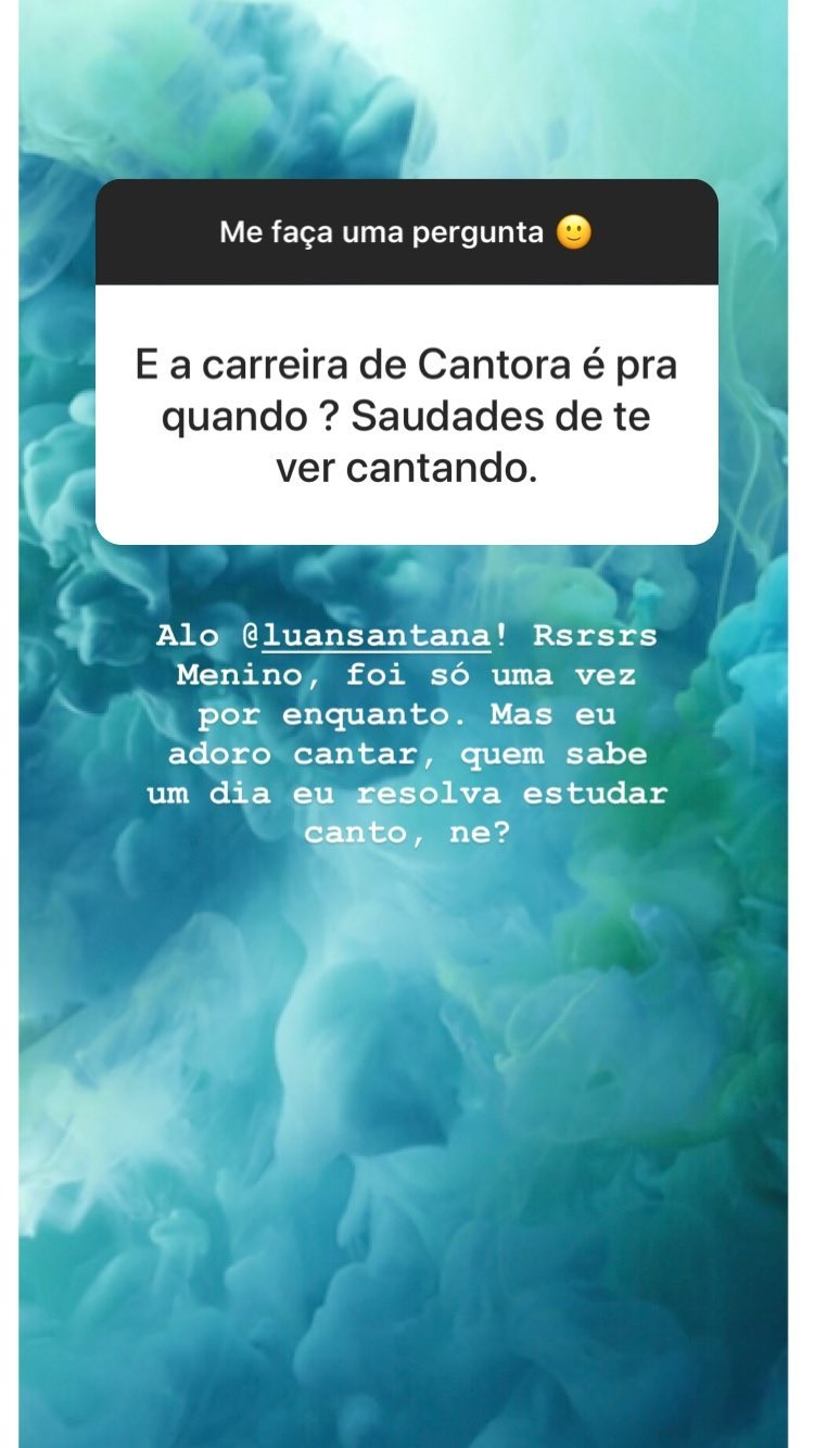 Camila Queiroz responde perguntas de fãs (Foto: Reprodução)