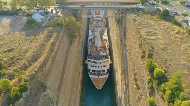 navio atravessa canal na grécia  (Foto: divulgação)