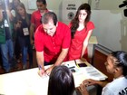 Candidato à reeleição, governador Tião Viana vota no Acre