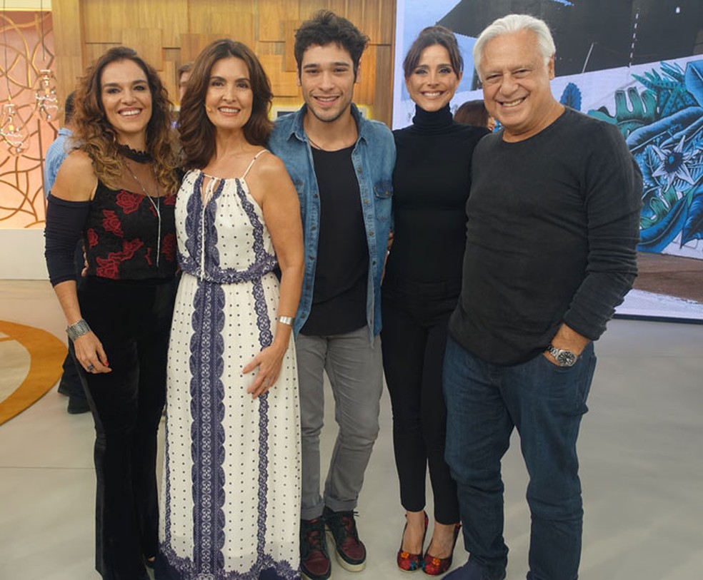 Família: Mara Carvalho, Bruno Fagundes, Alexandra Martins e Antonio Fagundes com Fátima nos bastidores do 'Encontro' (Foto: Carolina Morgado/Gshow)