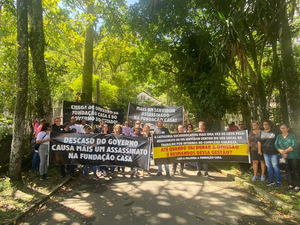 Servidores protestam por segurança após morte de funcionário da Fundação Casa em Guarujá, no litoral de SP — Foto: Marcela Pierotti/ g1