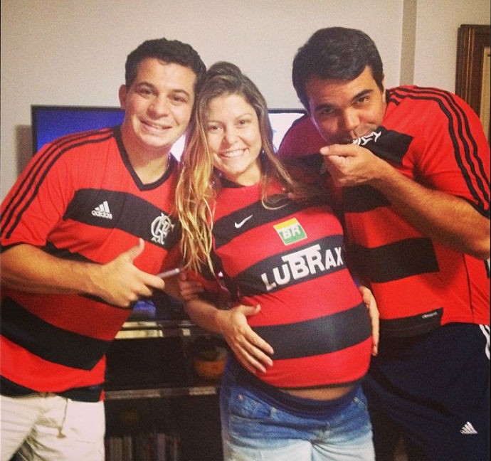 Bárbara Borges veste a camisa do Flamengo para a comemoração (Foto: Reprodução/Instagram)