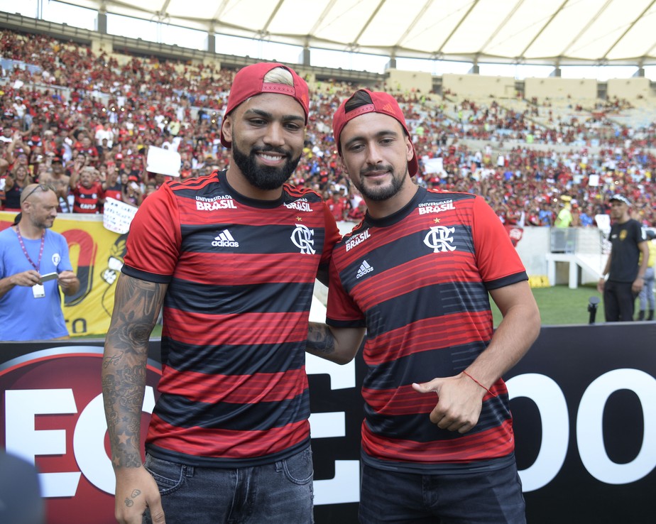 Antes de jogo, Arrascaeta e Gabigol sÃ£o apresentados para torcida do Flamengo no MaracanÃ£ 
