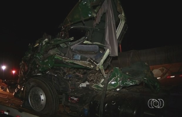 Carreta fica destruída após acidente na BR-153, em Goiás (Foto: Reprodução/ TV Anhanguera)