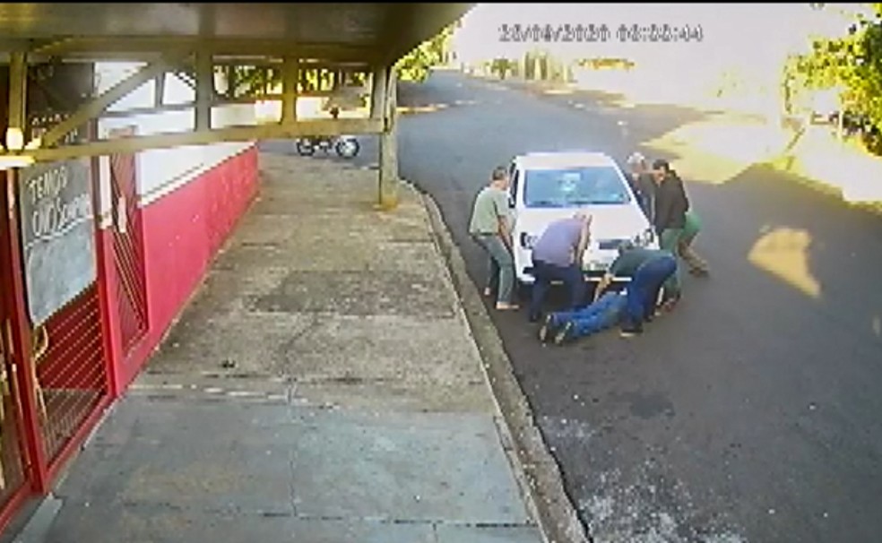 Ciclista é atropelado e arrastado em Matão — Foto: Reprodução câmera de segurança