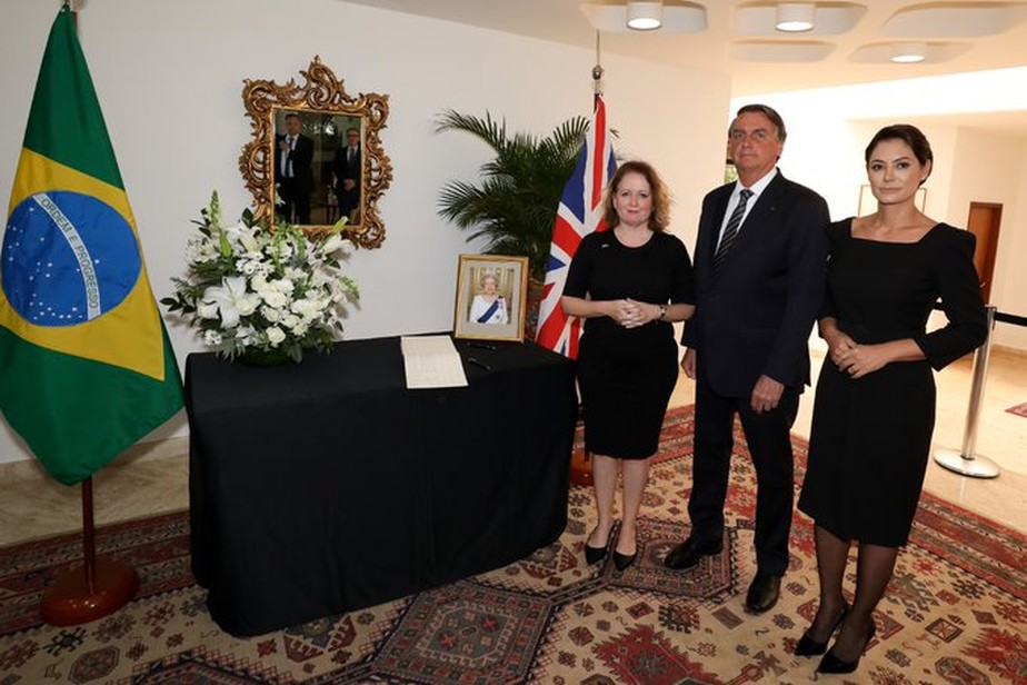 O presidente Jair Bolsonaro e a primeira-dama Michelle Bolsonaro, ao lado da encarregada de negócios do Reino Unido, Melanie Hopkins