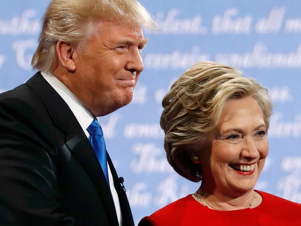 Donald Trump e Hillary Clinton posam para foto antes do início do debate presidencial na Hofstra University, em Hempstead, NY, na segunda (26) (Foto: Reuters/Brian Snyder)
