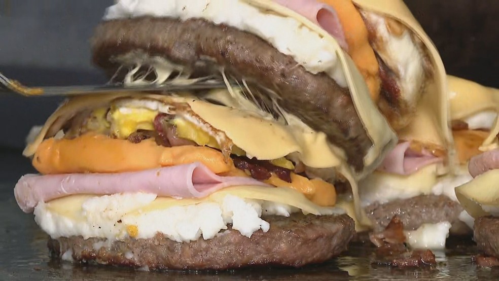 Estabelecimento na Ilha do Governador criou desafio: quem conseguir comer o hambúrguer em 45 minutos não paga pelo sanduíche e ganha R$ 300 — Foto: Reprodução/TV Globo