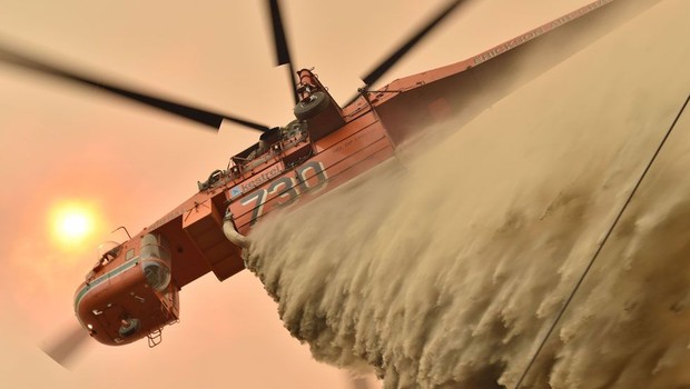 Milhares de bombeiros e militares estão tentando combater as chamas, mas o primeiro-ministro tem sido duramente criticado por ter demorado a agir (Foto: Getty Images via BBC News Brasil)