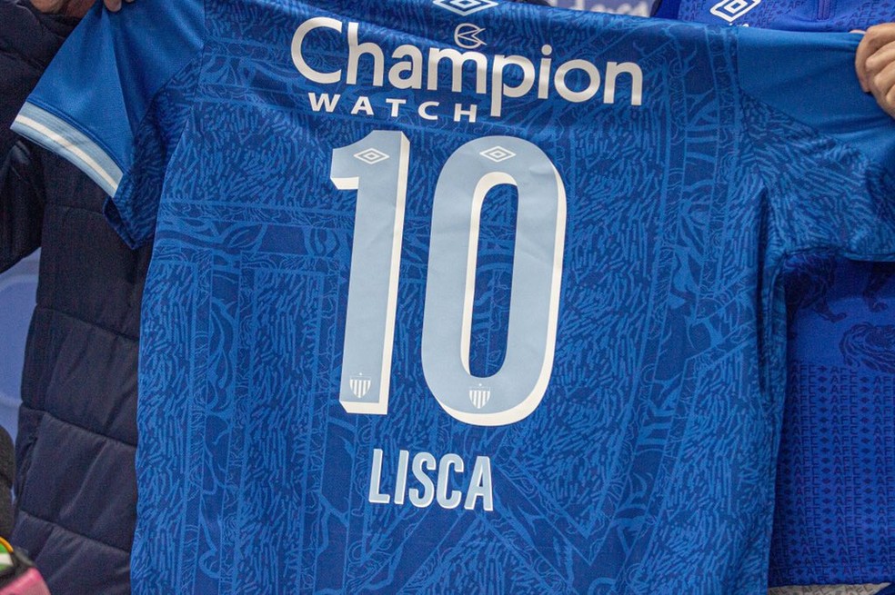 Lisca com a camisa 10 do clube — Foto: Leandro Boeira/Avaí FC