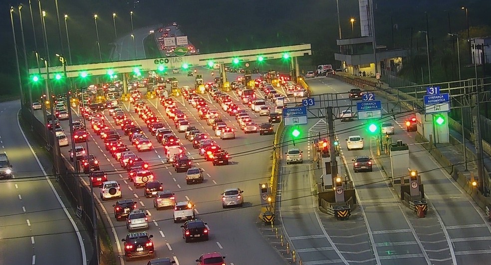 Rodovia Padre Manoel da Nóbrega tem congestionamento na altura de São Vicente — Foto: Reprodução/Ecovias