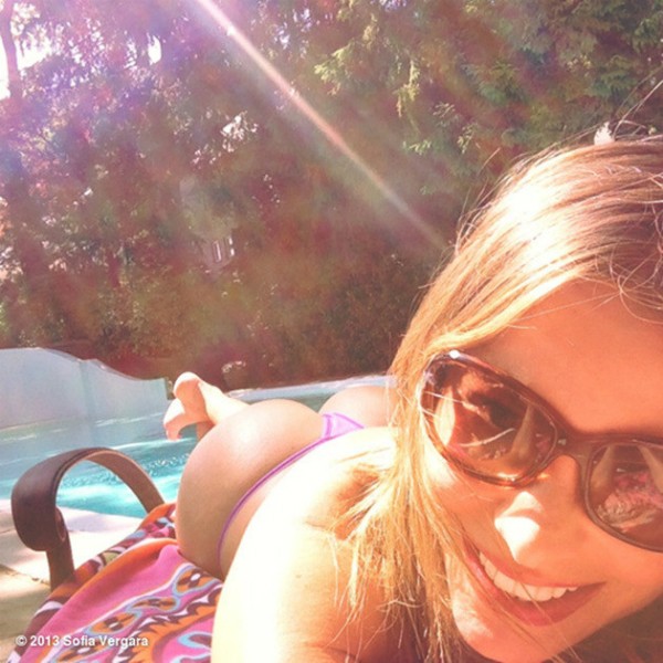 E essa selfie da estrela de Modern Family pegando um bronzeado na beira da piscina? (Foto: Reprodução)