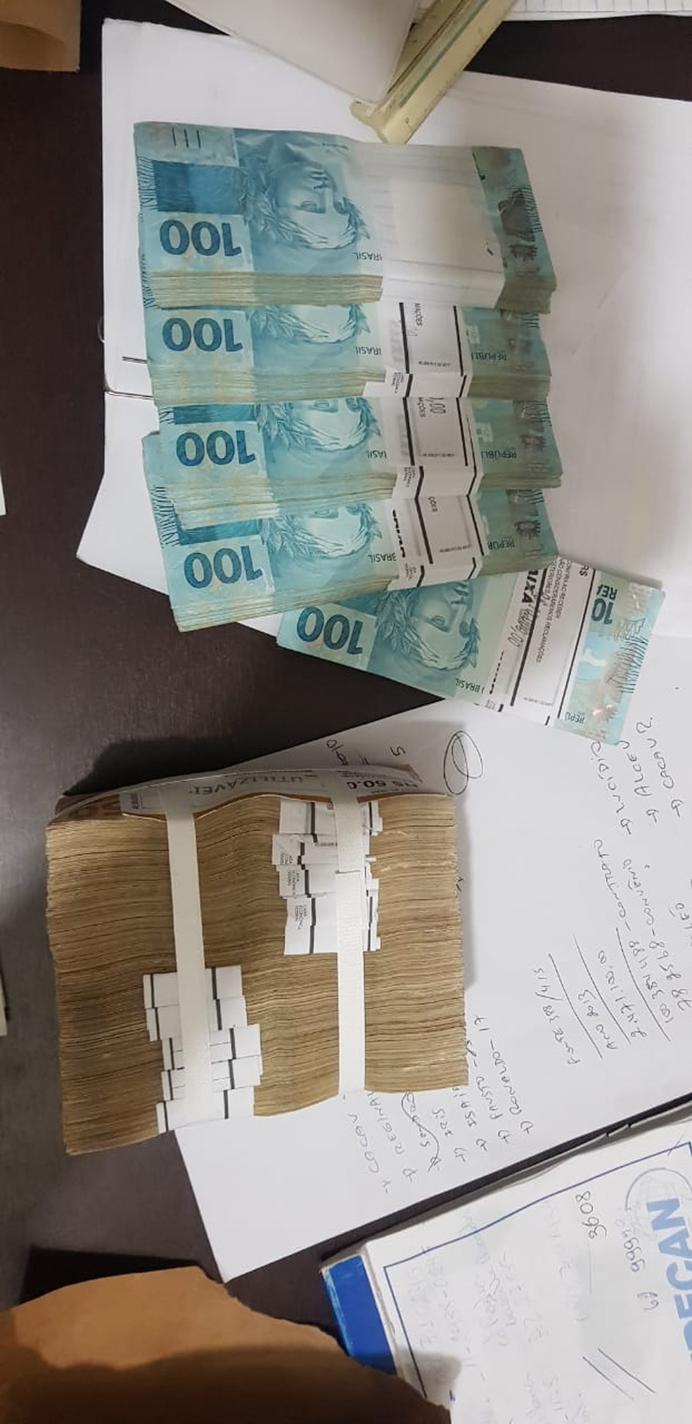 Dinheiro apreendido em casa durante operação que investiga prefeitos — Foto: PF/Divulgação