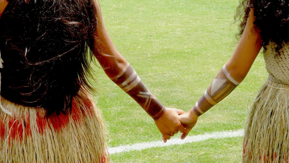 Antes do início das provas, os índios dão as mãos para um momento de fé (Foto: Viviane Leão/GloboEsporte.com)