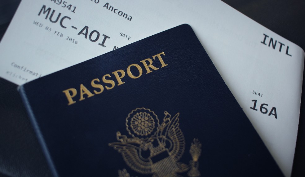 Postar foto de documentos pessoais como passaportes pode facilitar o roubo de informações por criminosos — Foto: Unsplash 