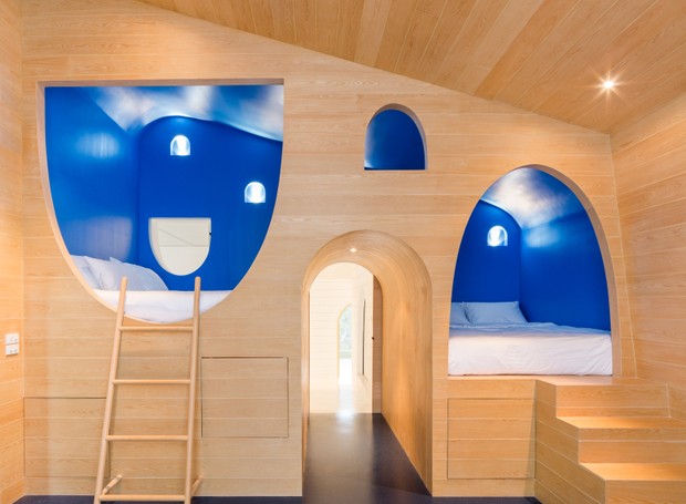 Dormitórios são ligados por túneis aos demais cômodos e camas são acomodadas em nichos azuis (Foto: Wison Tungthunya & W Workspace / Reprodução)