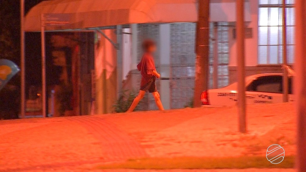 Adolescente foi flagrado sozinho em Ã¡rea de consumo de drogas em MS (Foto: ReproduÃ§Ã£o/TV Morena)