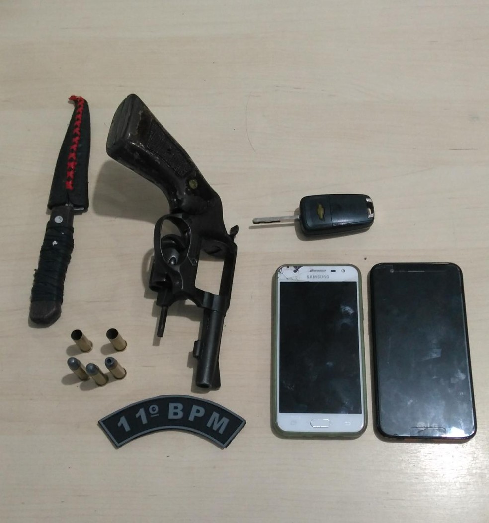 Material apreendido em carro usado por criminosos para fazer arrast&atilde;o em granja na Grande Natal. &mdash; Foto: S&eacute;rgio Henrique Santos/Inter TV Cabugi